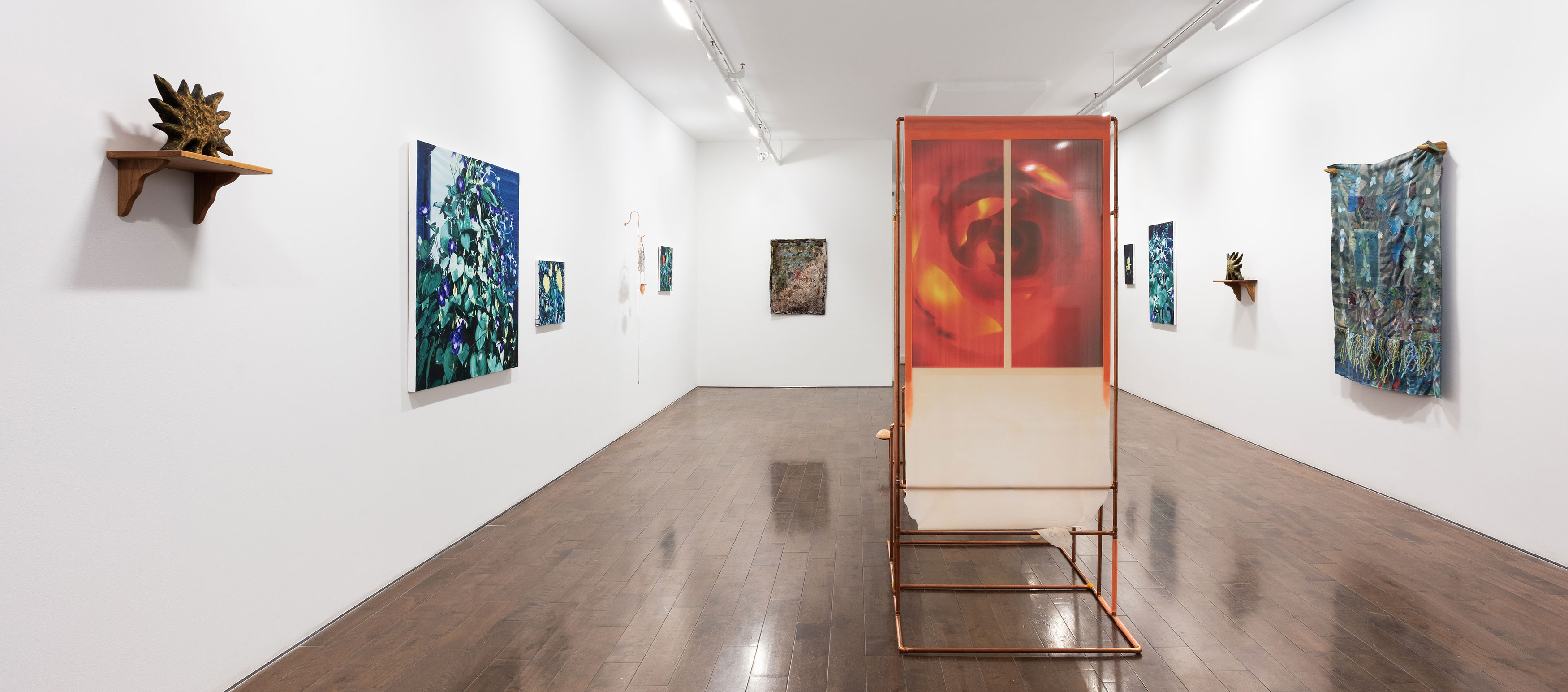 Entre les craques du trottoir