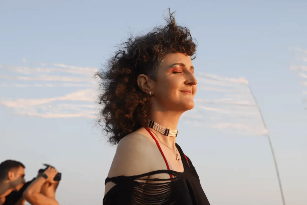 062-Nadine Faraj in Queerty How to paint an orgy Nadine Faraj in Queerty How to paint an orgy